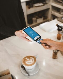 Probador/a de pagos con el móvil: el nuevo Cool Job de InfoJobs por el que te pagan 1.000 euros por pagar con una tarjeta Visa